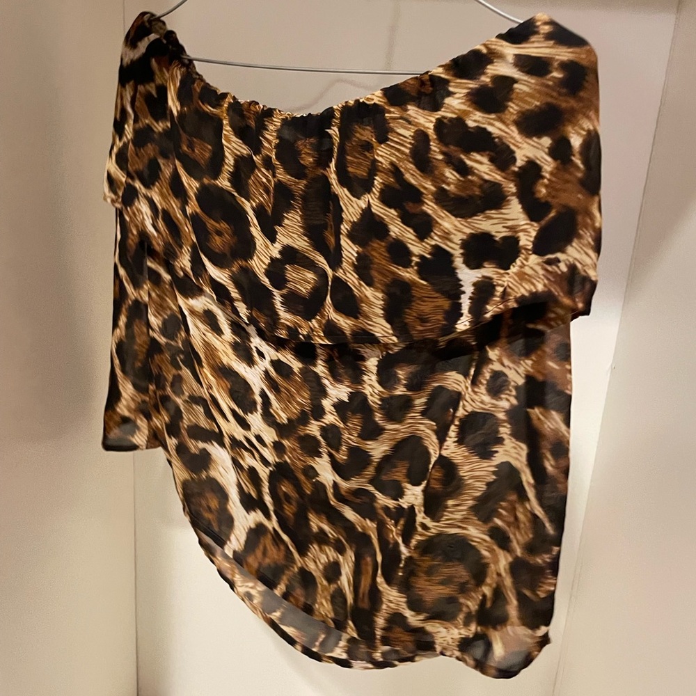 Veronican sleeveless. leopard blouse